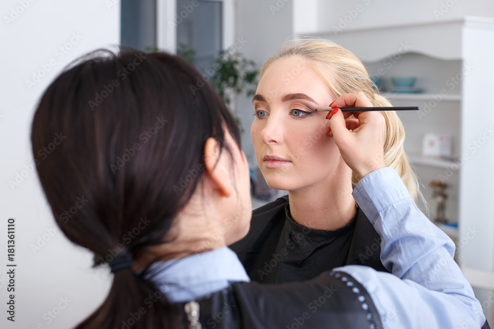 Fototapeta premium makeup artist apply black eyeliner