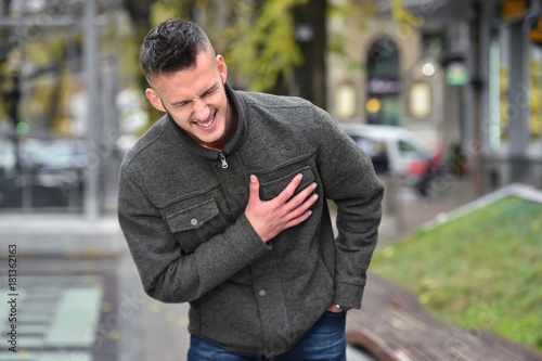 Fotografia young man hearth attack in autumn