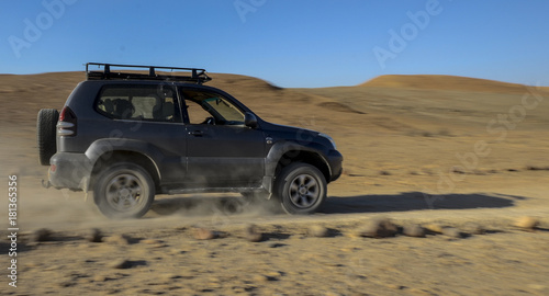 A jeep in the desert © yarin