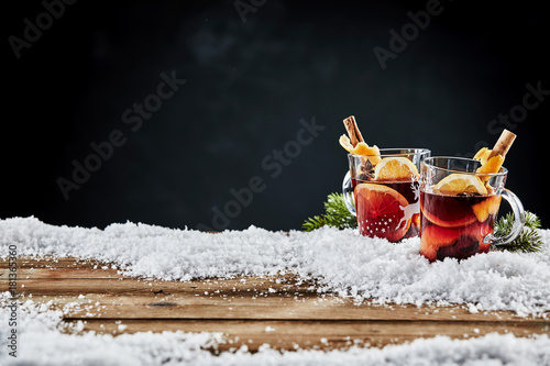 Foto Two glass mugs of hot spicy mulled red wine