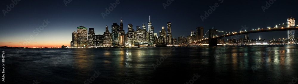 New York Manhatten Skyline aus Brooklyn, Sonnenuntergang mit Lichtern, Panorama