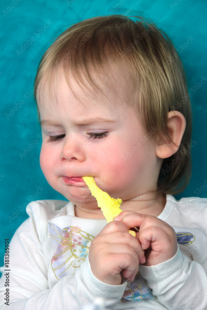 Baby Mädchen isst Fruchtgummi Schaumzucker Süßigkeiten Baby Mädchen isst Fruchtgummi Schaumzucker Süßigkeiten