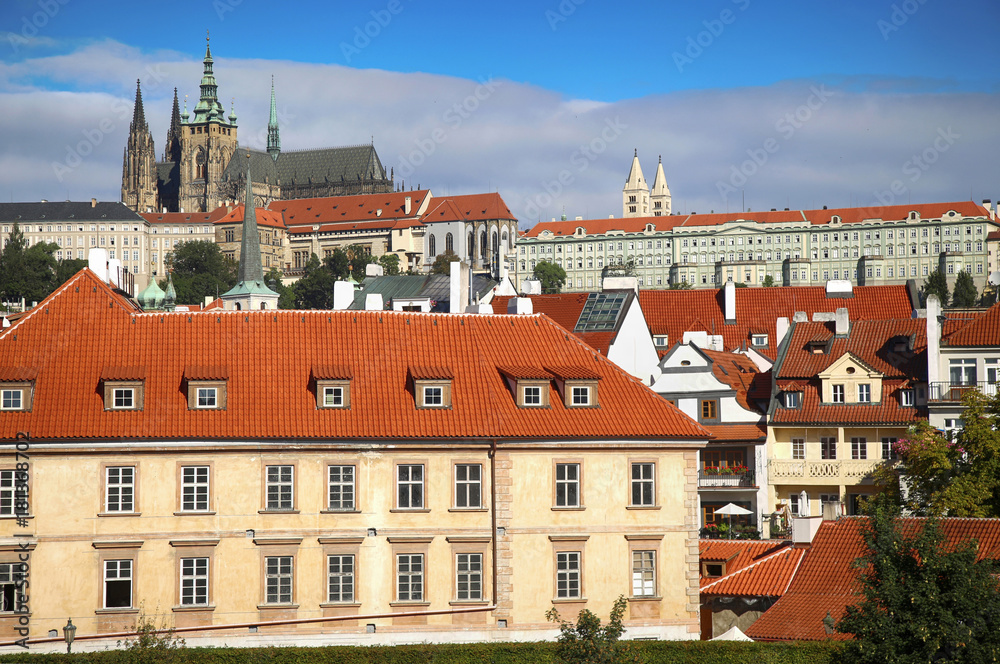 Obraz premium Panoramic view on St. Vitus Cathedral from Charles Bridge in Prague, Czech Republic