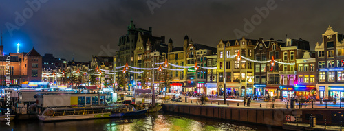 La Damrak de nuit à Amsterdam en Hollande aux Pays-Bas