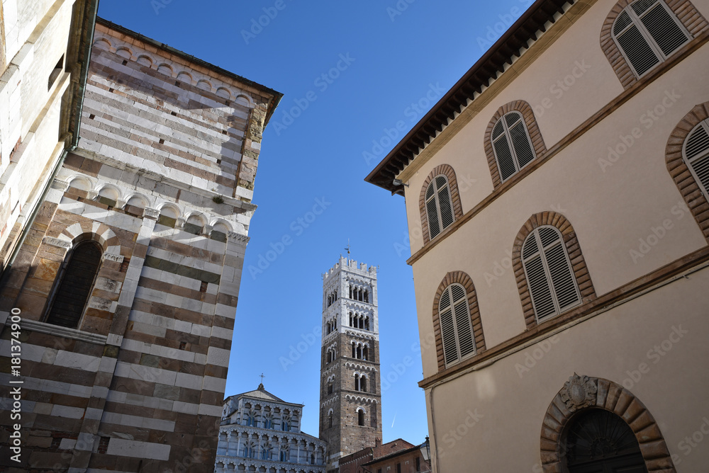 Campanile et façade du Duomo de Lucca en Toscane, Italie