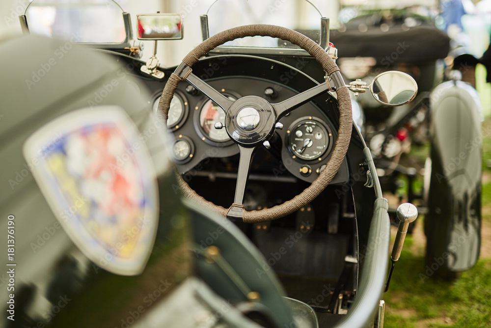 Fototapeta premium Cockpit eines Oldtimer-Rennwagens