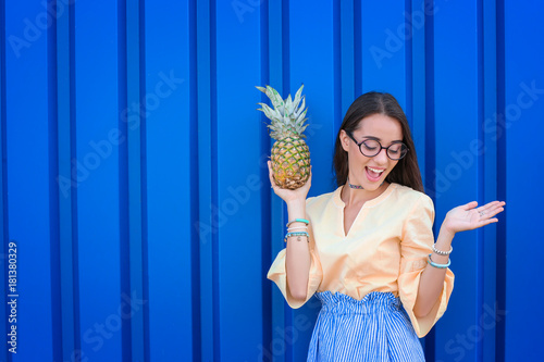 Attractive hipster girl pos...