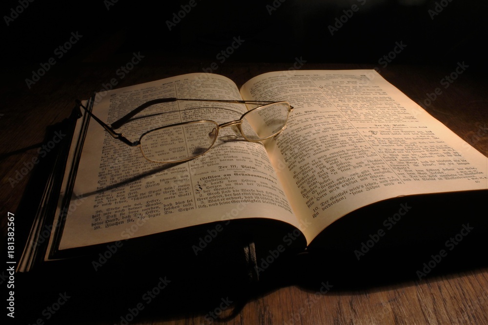 Fototapeta premium Bilden lesen glaube buch