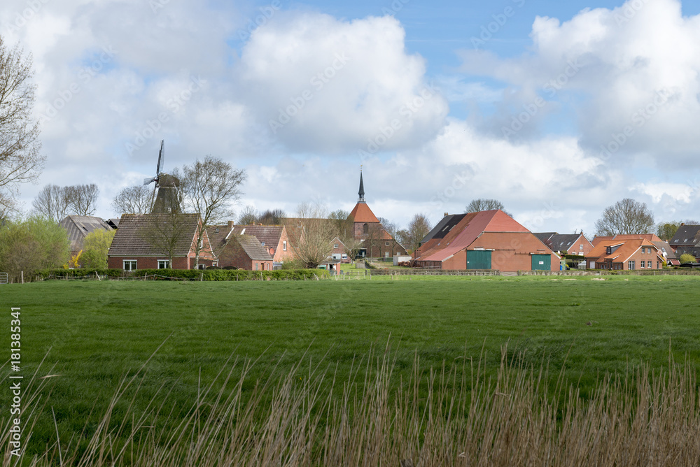 Deutschland, Niedersachsen, Ostfriesland, Krummhörn, Rysum, das typische ostfriesische Dorf von Süden aus gesehen. Deutschland, Niedersachsen, Ostfriesland, Krummhörn, Rysum, das typische ostfriesische Dorf von Süden aus gesehen.