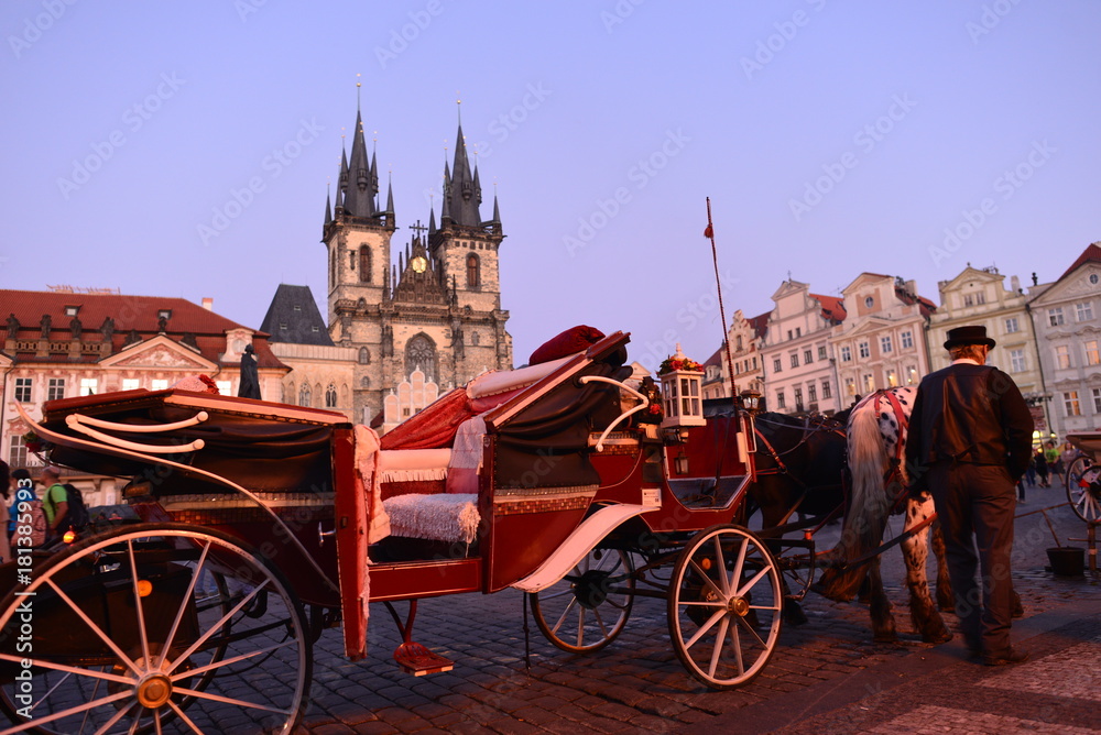 Fototapeta premium Pferdekutschen auf dem Altstädter Ring Prag