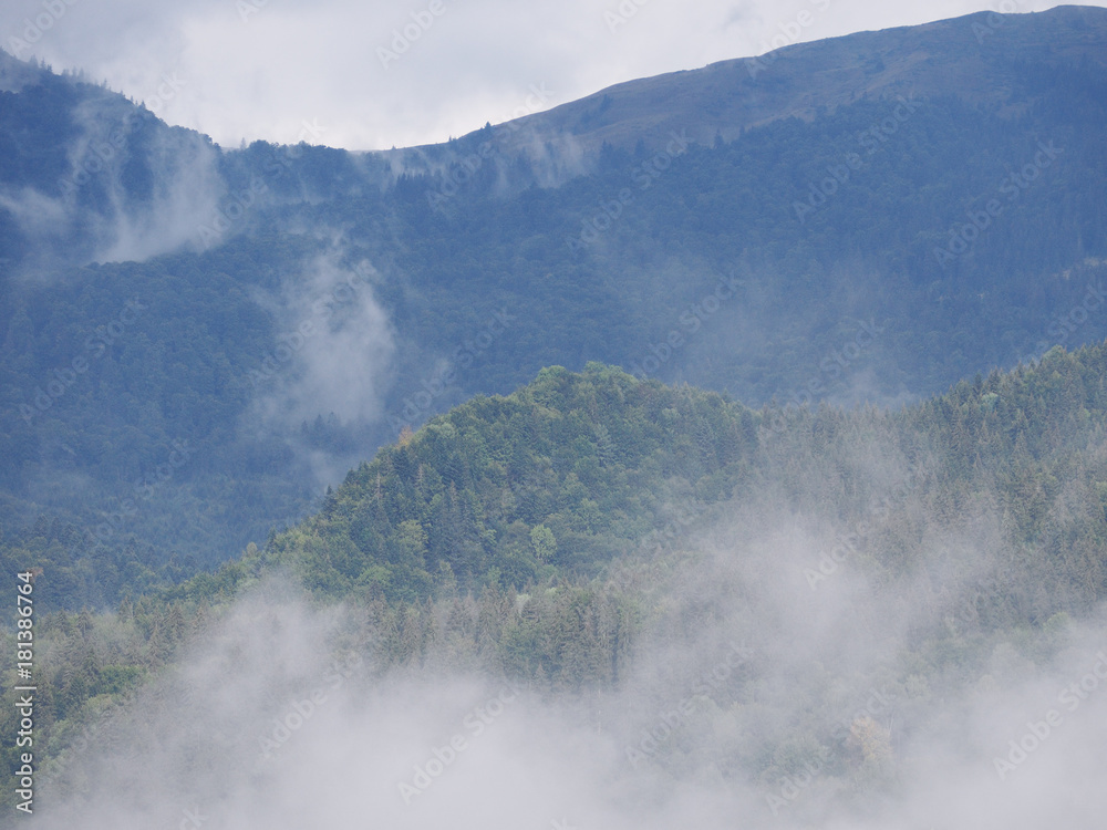 Obraz Mgła przy wioską w carpatian górach