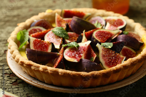 Honey and figs tart