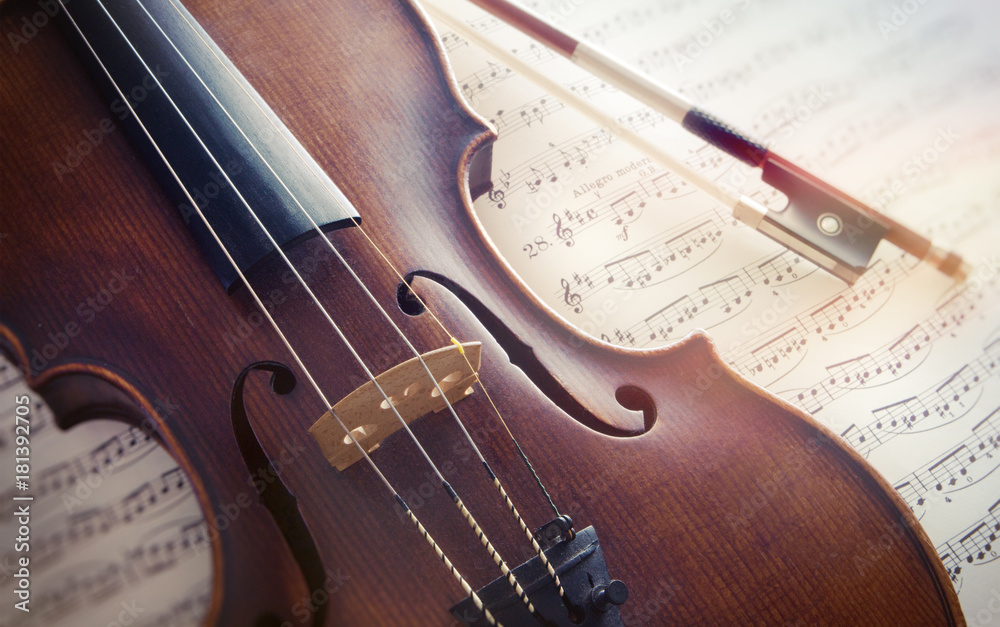 Fototapeta premium Skrzypce z kokardą na nuty