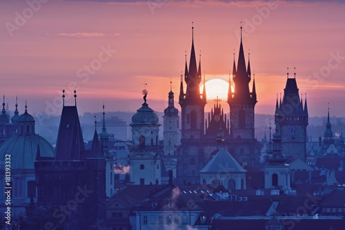 Foto Sun disk between spires of the Prague Old Town Church of Our Lady before Tyn
