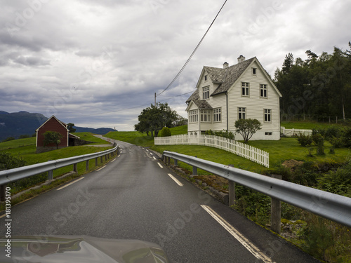 Fototapeta Naklejka Na Ścianę i Meble -  Paisajes de carretera por el trayecto desde ODDA a la cascada de LATEFOSSEN, por el sur de Noruega en Europa en el verano de 2017. 