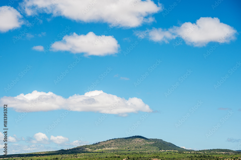 Himmel mit Wolken über einem Hügel in Spanien