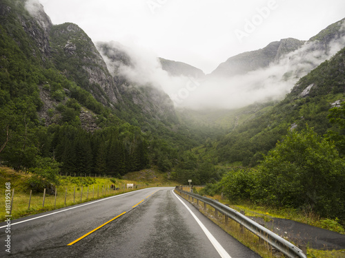 Paisajes de carretera por el trayecto desde ODDA a la cascada de LATEFOSSEN  por el sur de Noruega en Europa en el verano de 2017. 