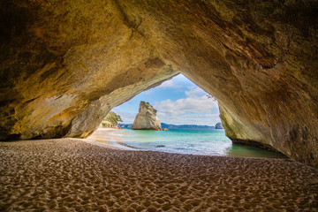 Poster Cathedral Cove Idyllische Cathedral Cove kustpanorama  © Libor