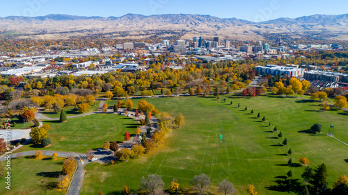 Tableau sur toile Boise Idaho sity park with fall colors and skyline in autumn