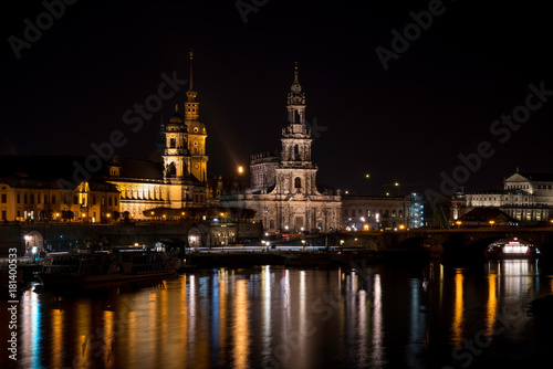 Elbe und Terrassenufer Dresden mit Kunstakademie,Schloßkirche,Hofkirche und Semperoper © Comofoto