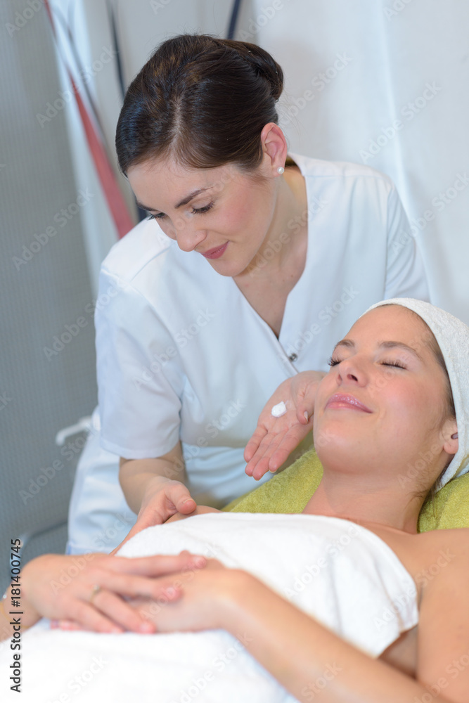Obraz premium lose-up of a young woman getting spa treatment