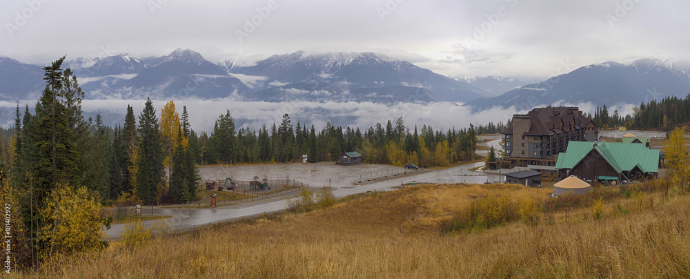 Fototapeta Panoramic view of the Canadian Rockies mountain peaks taken from the town of Golden, BC, Canada