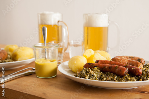 Oldenburger Grünkohl mit Pinkel, Kohlwurst und Kartoffeln dazu Bier und Korn