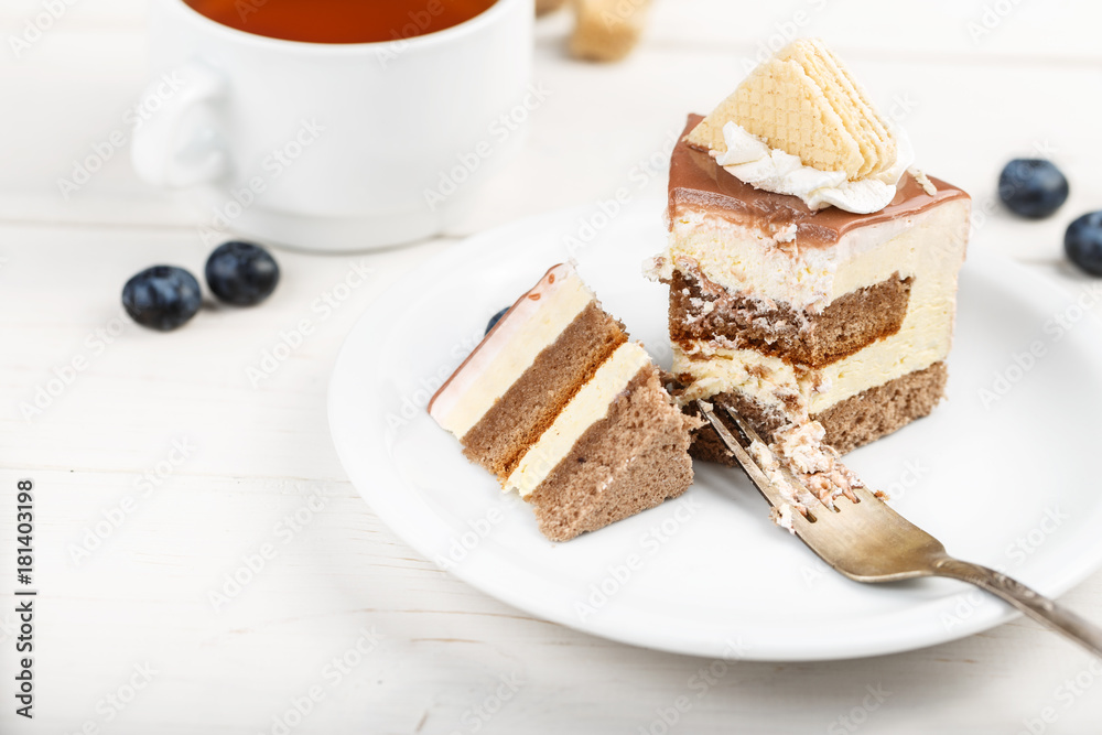 Cake of cake began to eat Cake of cake began to eat