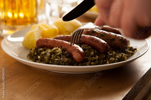 Wallpaper Mural Mann isst Grünkohl mit Wurst und Kartoffeln Torontodigital.ca