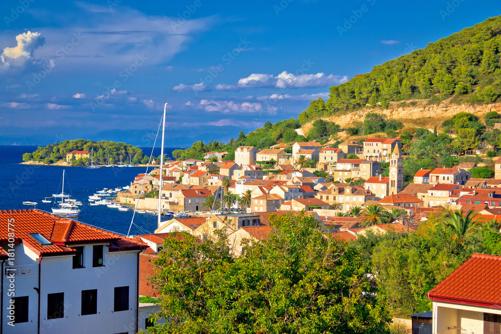 Obraz premium Idyllic coastal town of Vis waterfront view