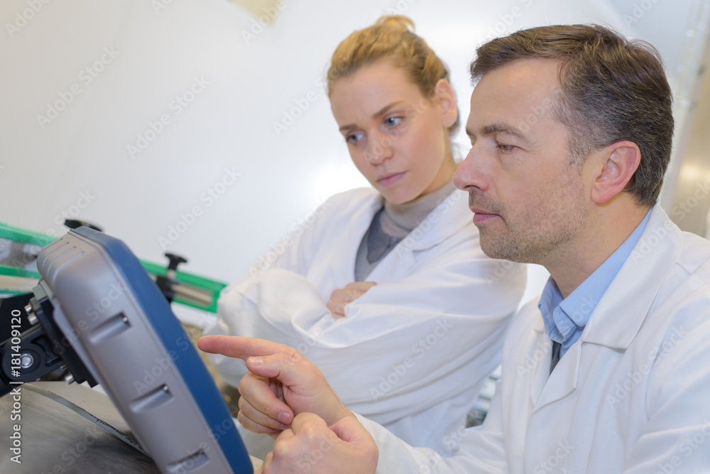 Obraz premium workers in overalls in an industrial building