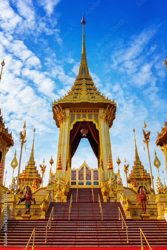 Fototapeta premium The Monument of King Phutthayotfa Chulalok or the King Rama I the First King of Chakri dynasty at King Rama I Park nearby Rama I memorial bridge