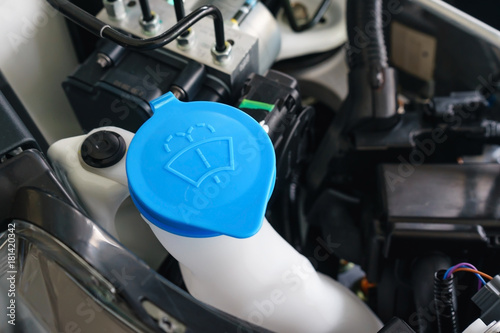 Foto Car engine windshield washer fluid reservoir cap close-up