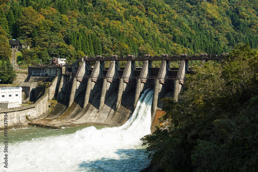 神通川　神通第2ダムの放流　富山県富山市