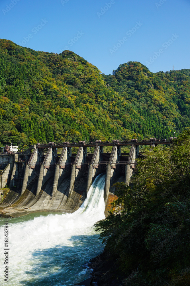 神通川　神通第2ダムの放流　富山県富山市