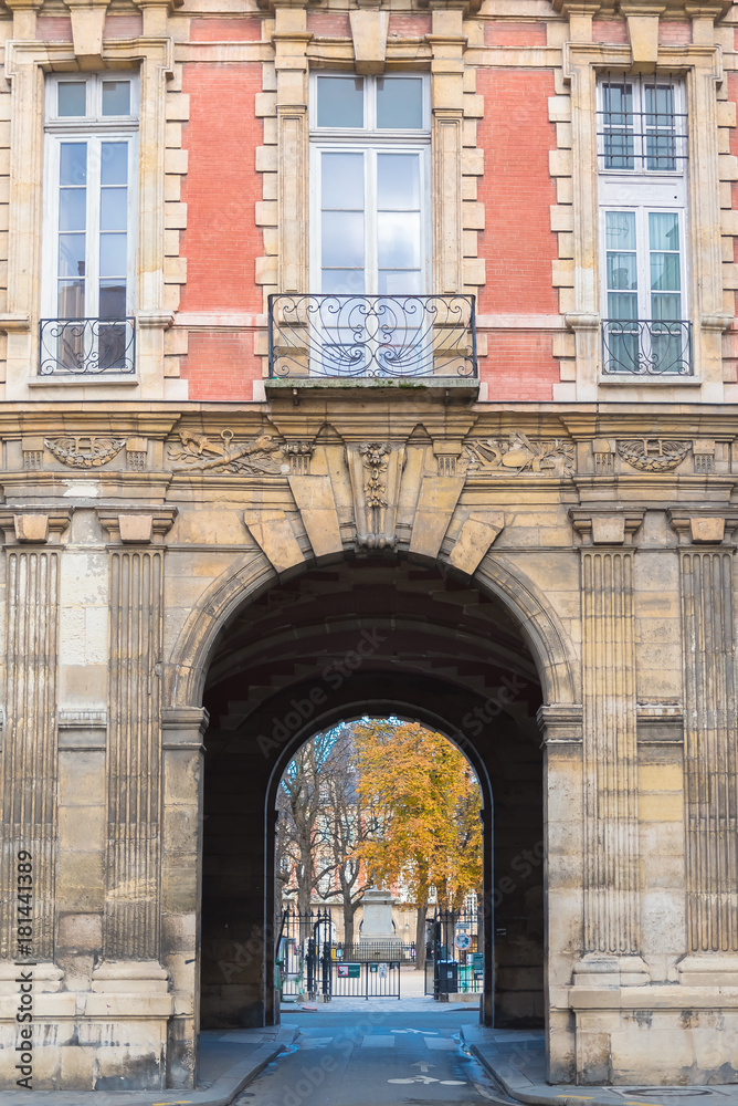Obraz premium Paris, place des Vosges, beautiful entry porch, magnificent touristic place 