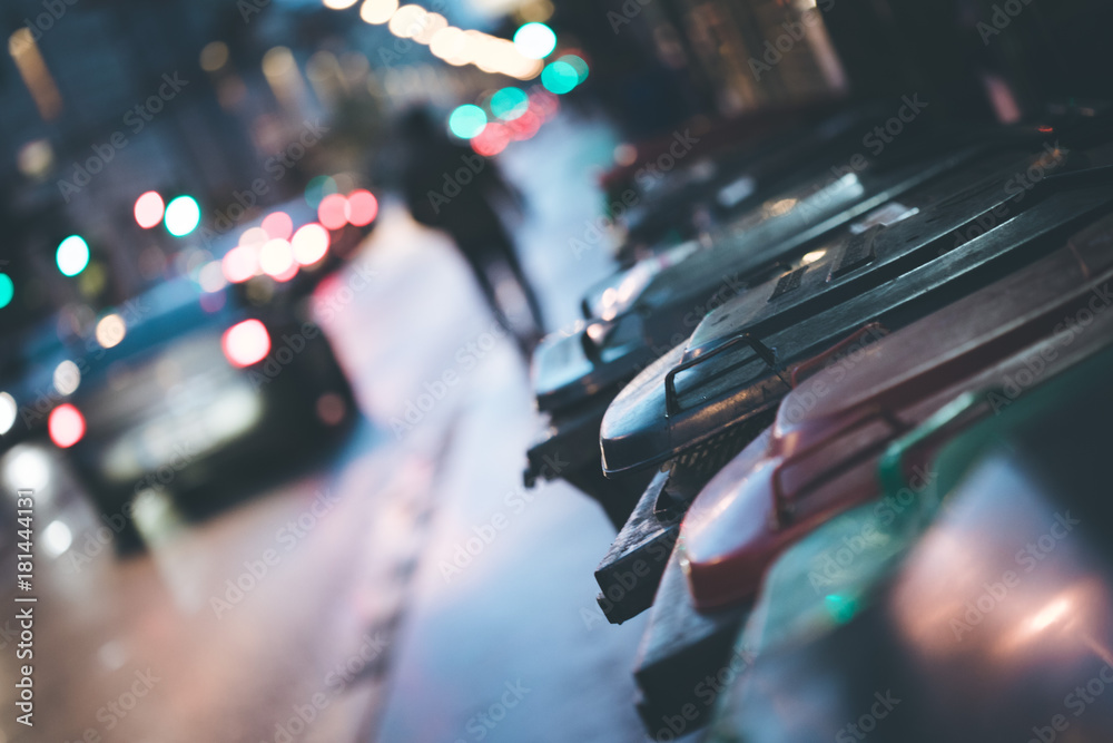 Abfalltonnen am Straßenrand, Abend und unscharfe Autos/Stau