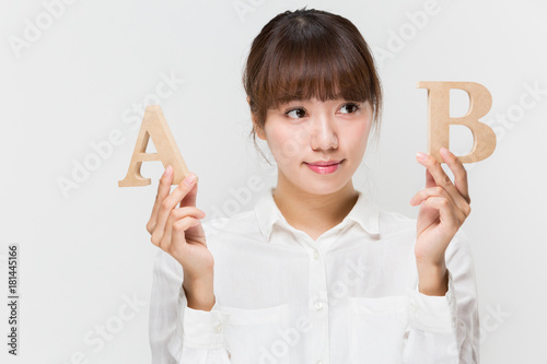Photos AとBを比較する女性