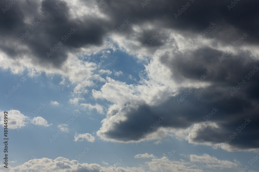 青空と雲「空想・雲のモンスターたち(手前に灰色のモンスター、奥に白い雲のモンスター=明暗を連想)」(苦労の先にひらける未来、明暗を分ける、苦あれば楽ありなどのイメージ)・雲などに文字入れスペース 青空と雲「空想・雲のモンスターたち(手前に灰色のモンスター、奥に白い雲のモンスター=明暗を連想)」(苦労の先にひらける未来、明暗を分ける、苦あれば楽ありなどのイメージ)・雲などに文字入れスペース