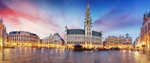 Grand Place w Brukseli w nocy, Belgia