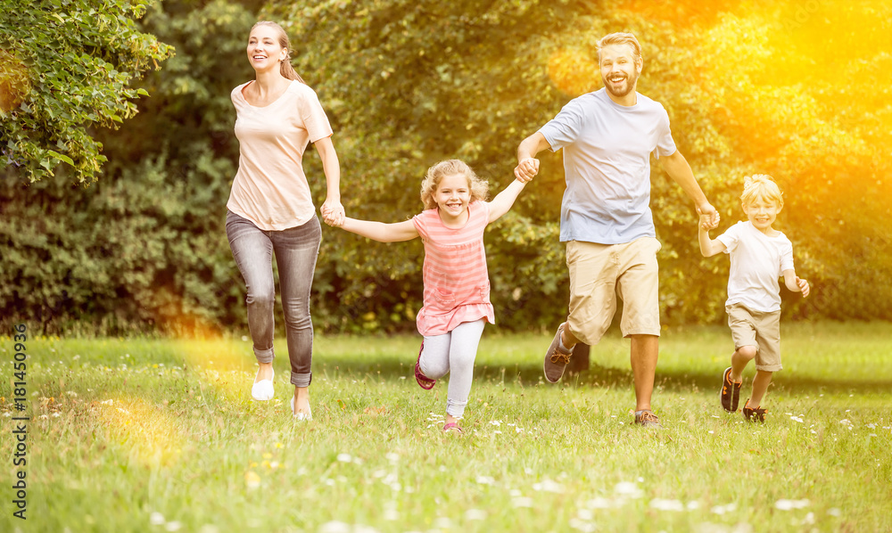 Fototapeta premium Glückliche Familie und Kinder zusammen im Garten