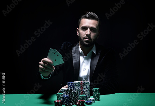 Canvas Print Happy poker player winning and holding a pair of aces