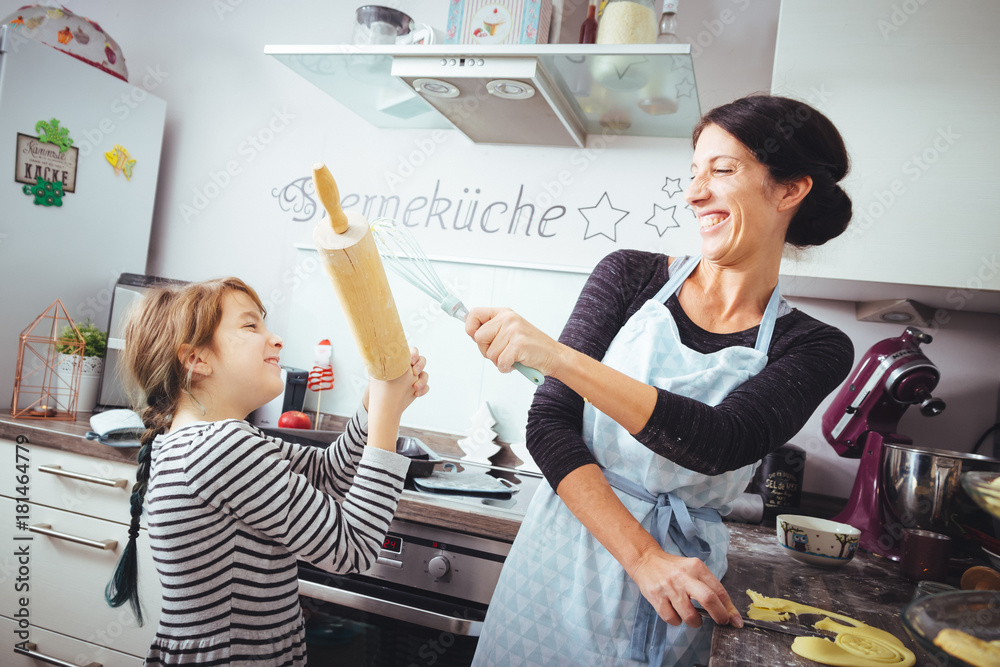 mutter und tochter backen plätzchen in der vorweihnachtszeit Stock ...