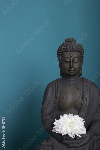 Buddhastatue vor blauem Grund