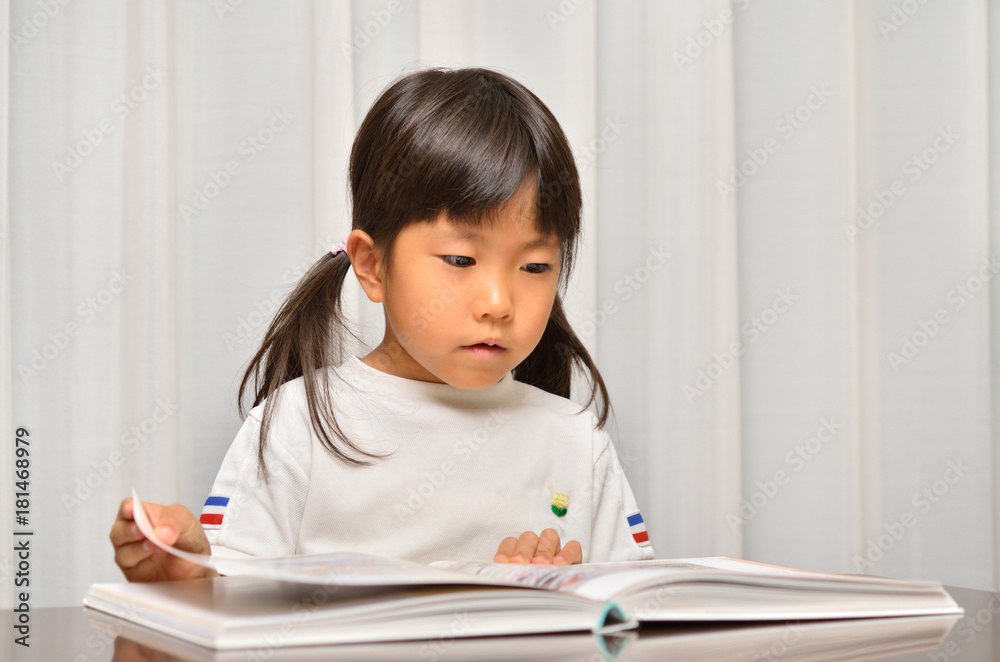 本を読む女の子 本を読む女の子