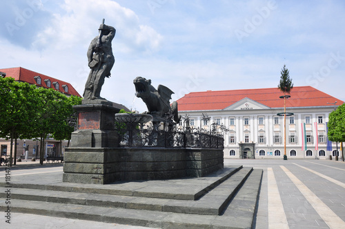 Neuer Platz mit Lindwurmbrunnen und Neuem Rathaus in Klagenfurt, Österreich