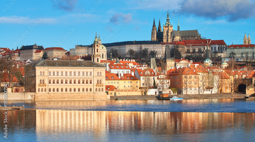 Obraz premium View on St. Vitus Cathedral and Prague Castle across Vltava river