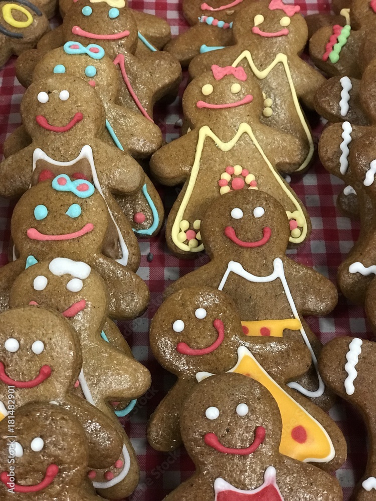 Many gingerbreads