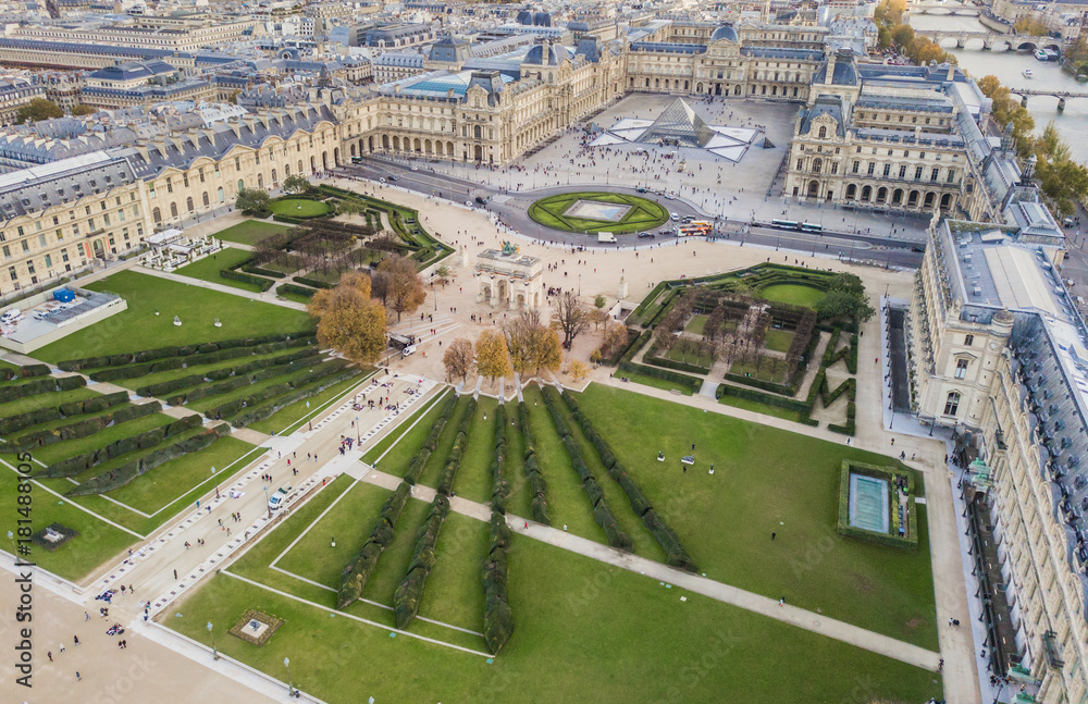 Naklejka premium Widok z lotu ptaka na Luwr, Paryż, Francja