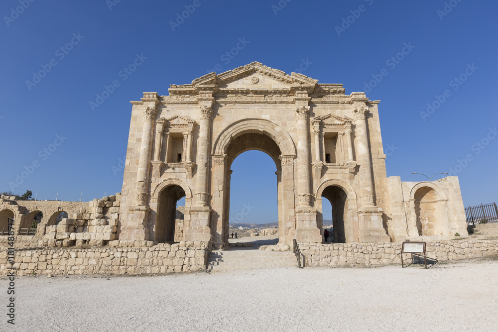 Obraz premium Hadrian's Arch in the ancient roman town Jerash in Jordan